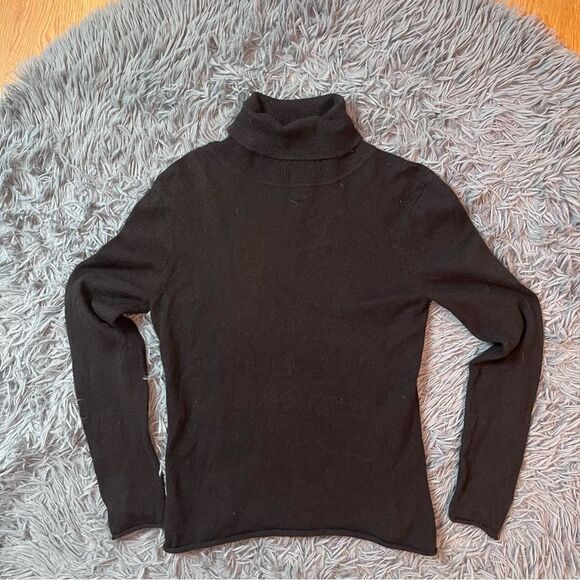 Chelsea & Theodore Black Cashmere Turtleneck Sweater - Picture 1 of 4